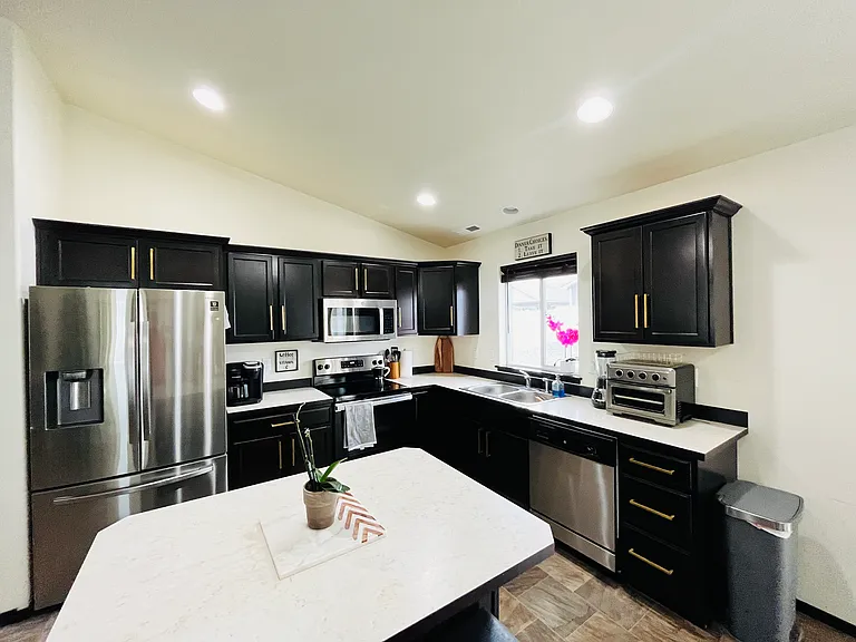 430 Riley Ave — Photo 1