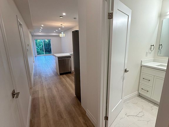 5th image of 576B Guelph St