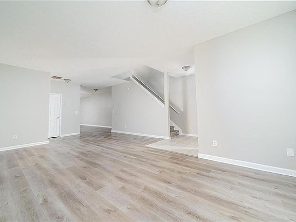 4th image of 7683 Creekside Ln