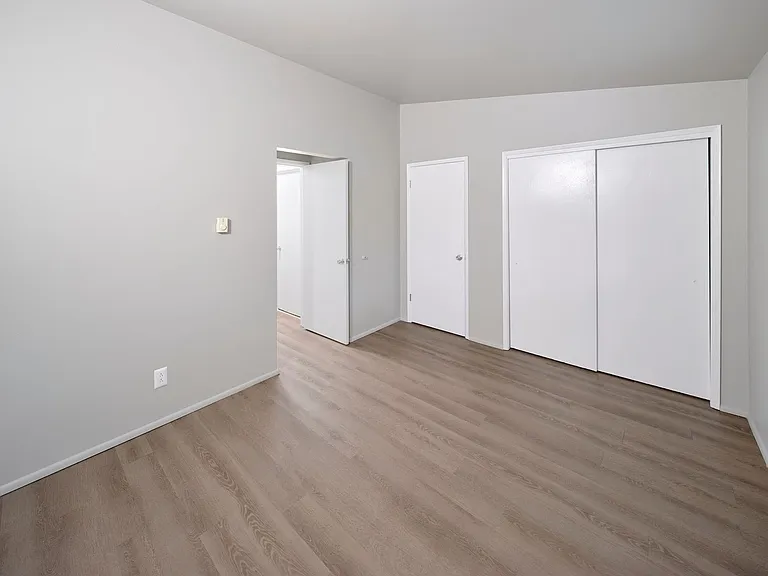 Gladstone Apartments — Photo 7