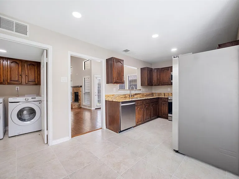 4424 Odessa Dr — Photo 6
