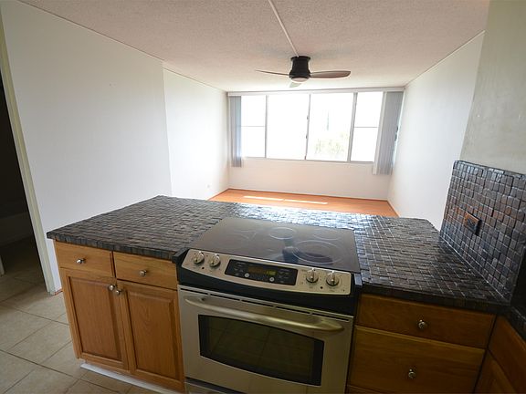 Built-in glass top oven prodives lots of cooking area and co