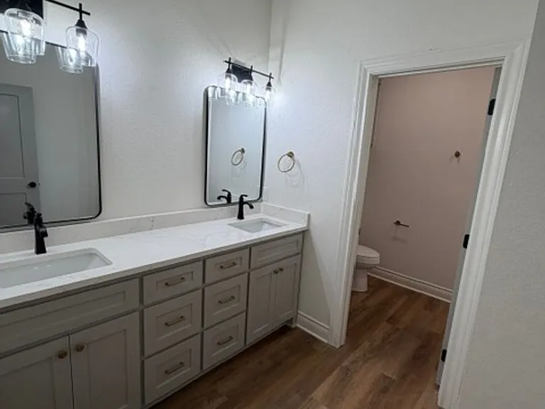 303 Live Oak St — Photo 8