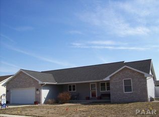 1800 Whitetail Ln, Pekin, IL 61554