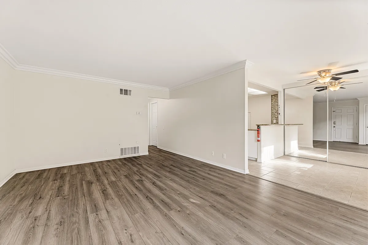 Building Photo - 16040 Leffingwell Rd #49