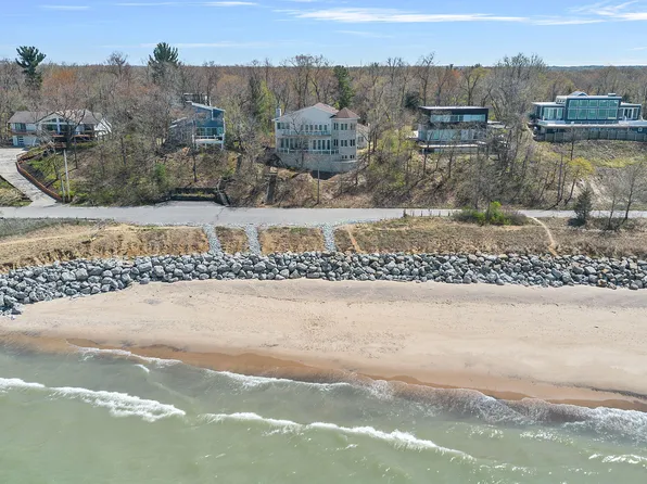 102 W Fairwater Ave, Beverly Shores, IN 46301