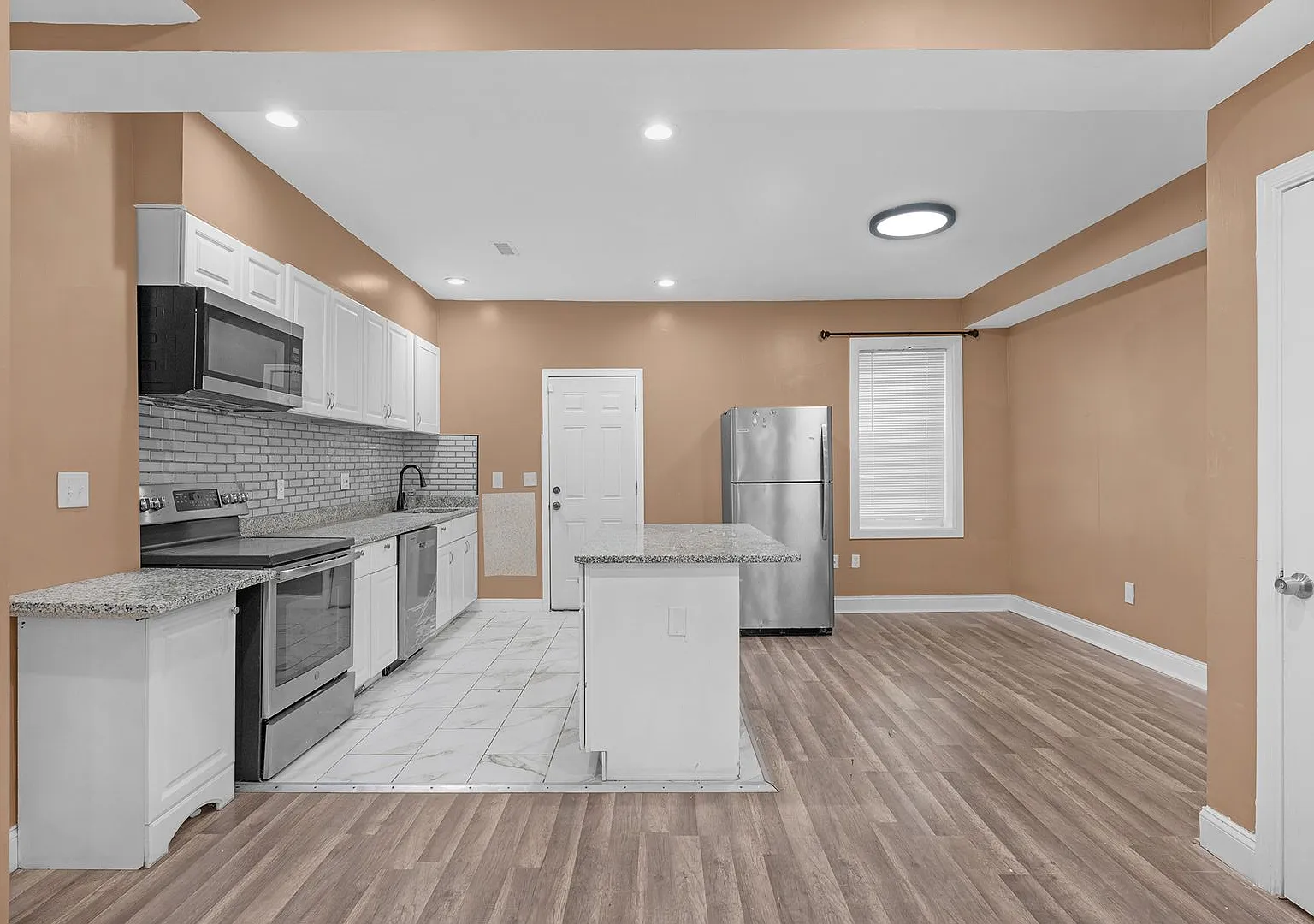 3 bedroom 1.5 bathroom in Central Park Heights - Poor Credit Considered — Photo 1