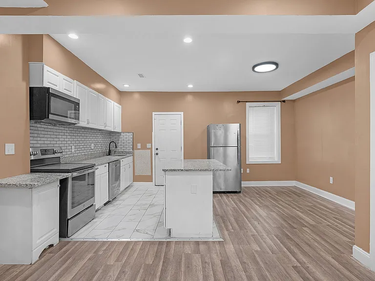 3003 W Garrison Ave — Photo 1