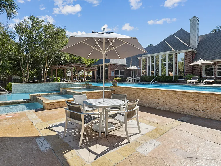Whispering Creek Villas Apartment Homes — Photo 8