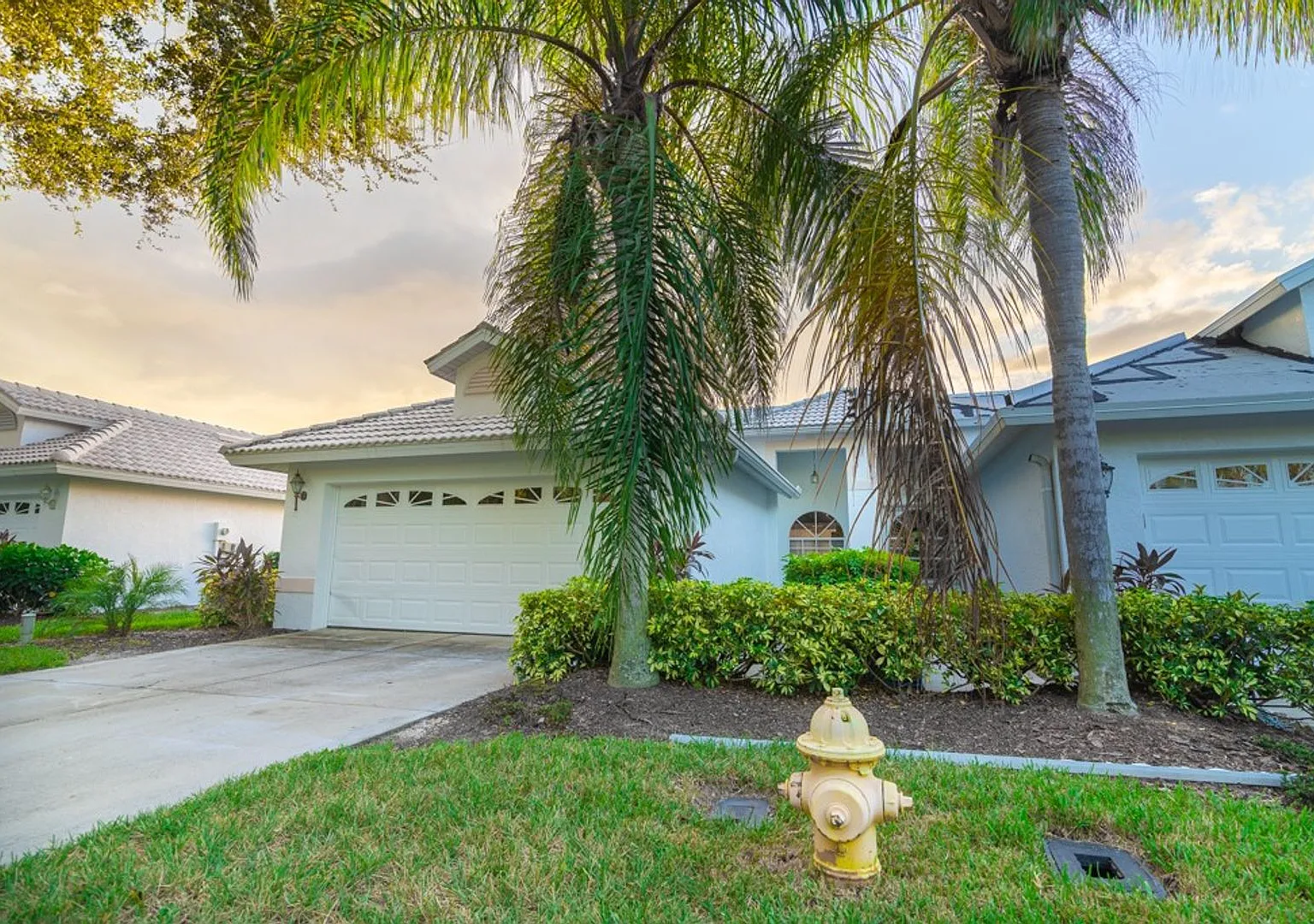 2 Bed + Den/2 Bath - Unfurnished Pool Home Close To Mercato Marker Lake Hidden Gem Quiet Community — Photo 3