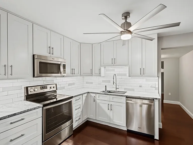7047 Leewood Forest Dr — Photo 5