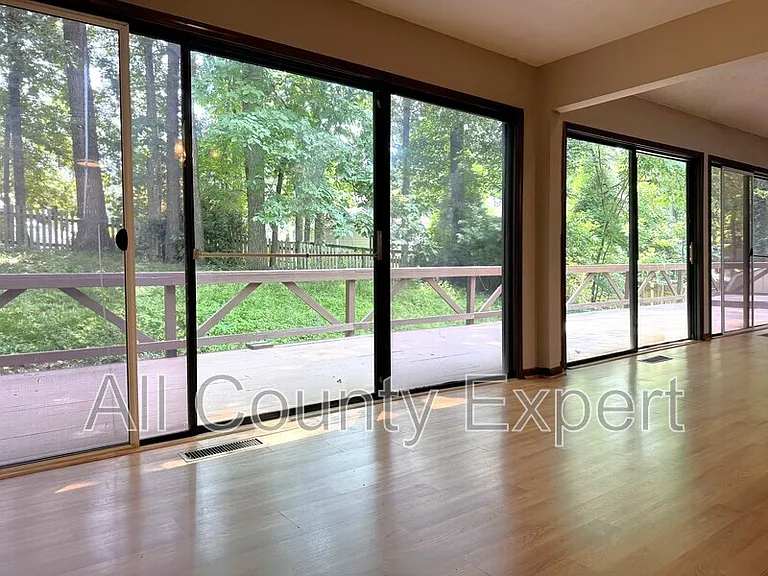 1302 Colony Dr — Photo 7