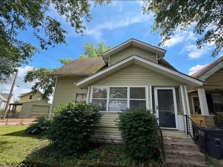 1425 Prouty Ave — Photo 1