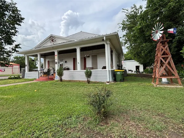 211 W Sabine St, Groesbeck, TX 76642