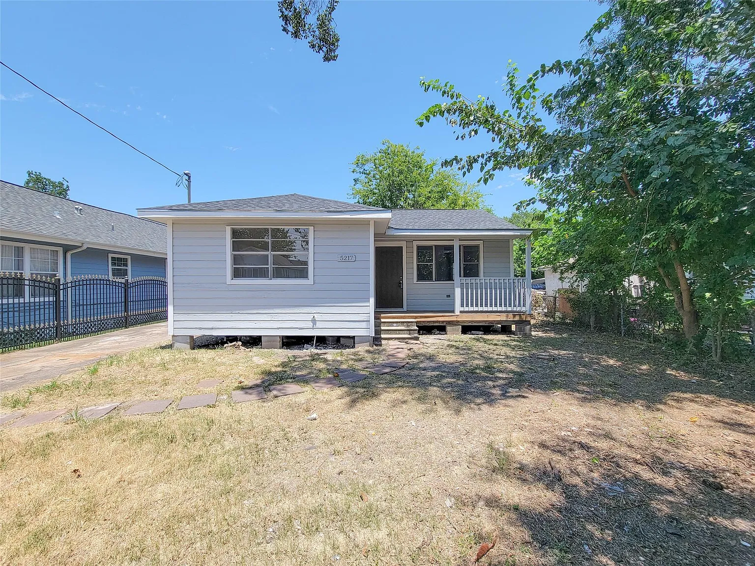 3 bed, 1.0 bath, 1001 sqft, $1,750 — Photo 2
