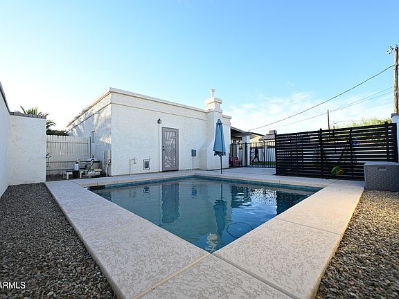 3rd image of 5557 S ALAMEDA Road