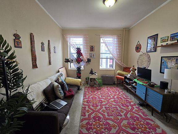 4th image of 3735 Crescent St APT 4