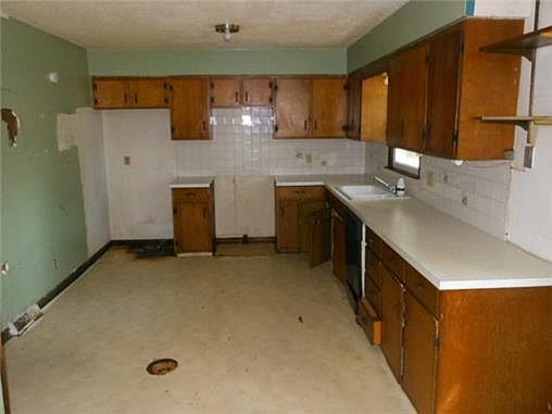 4th image of 122 Karen Ln