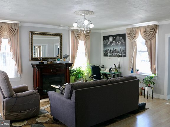 4th image of 87 E Franklin St