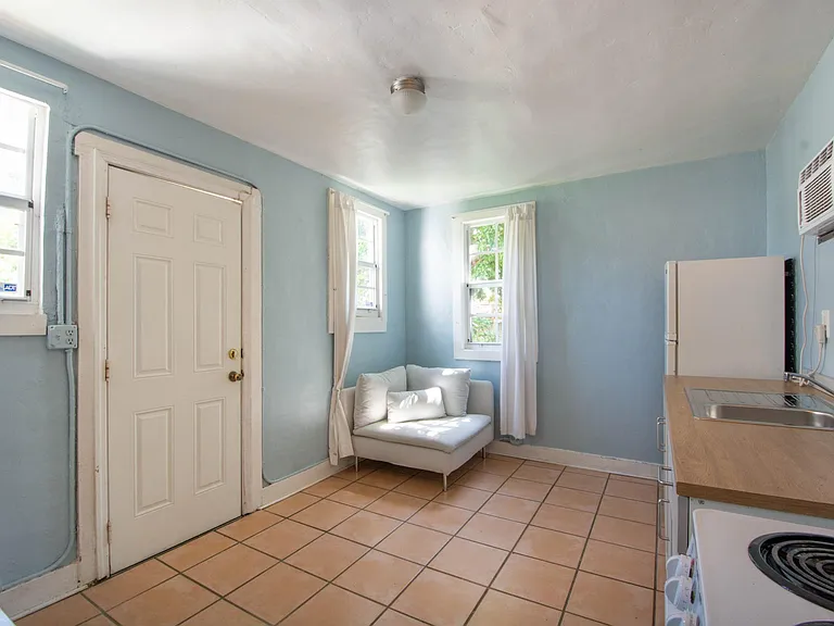 336 SW 18th Ter — Photo 23
