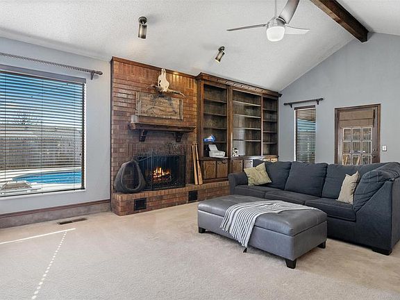 4th image of 204 E Parkland Dr