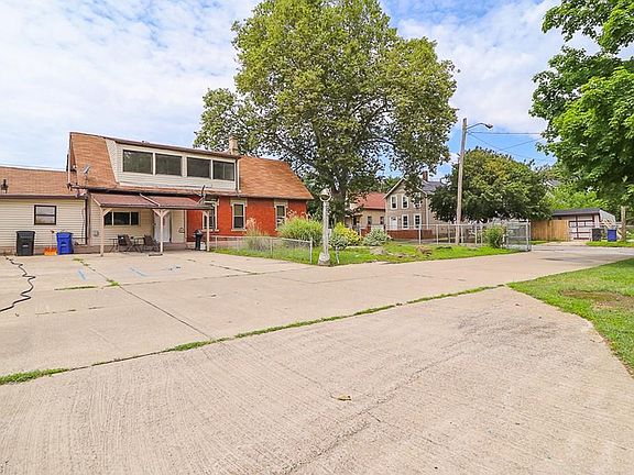 5th image of 3065 Erin Ave