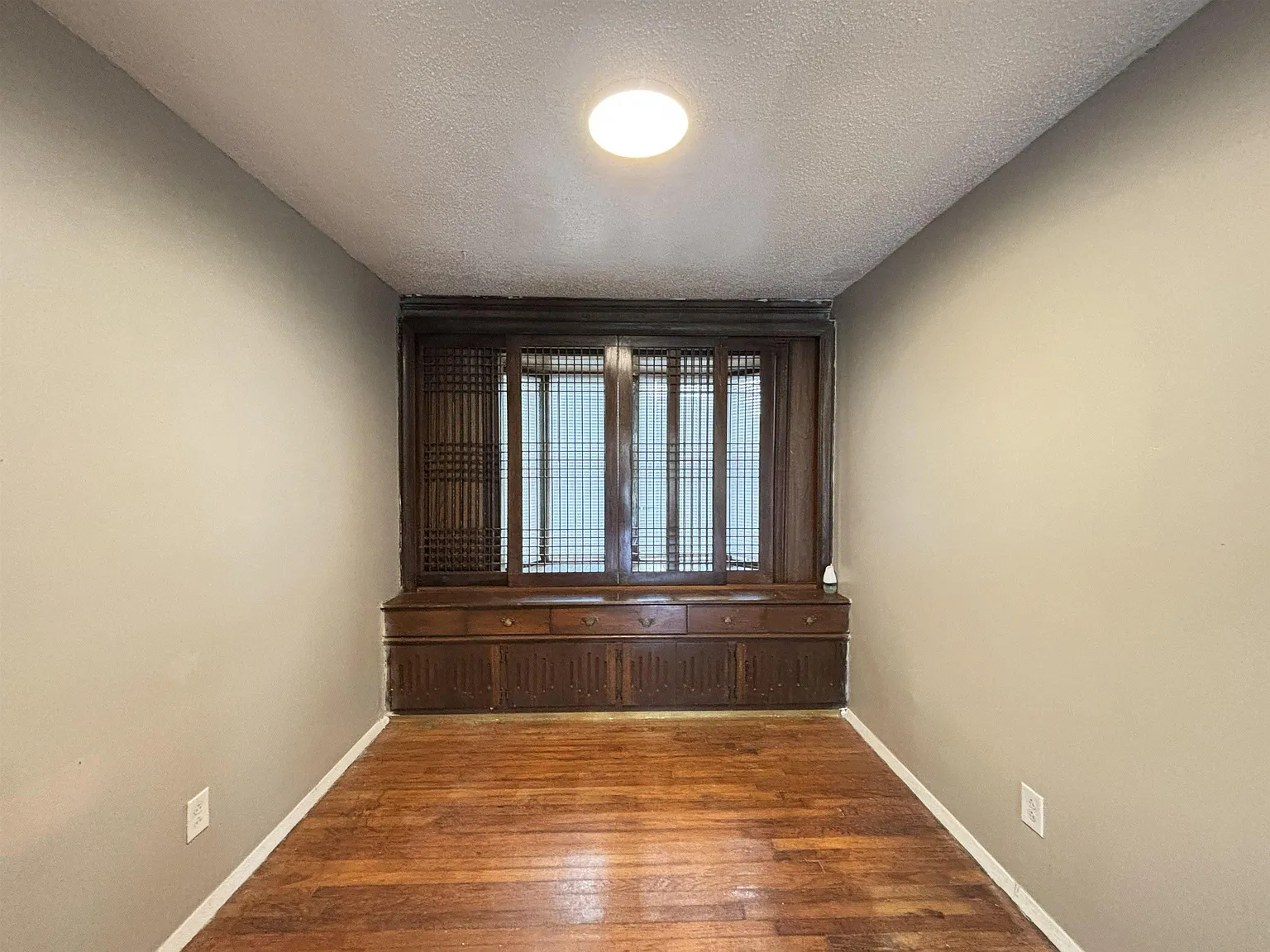 3 bed, 1.0 bath, 974 sqft, $1,050 — Photo 3