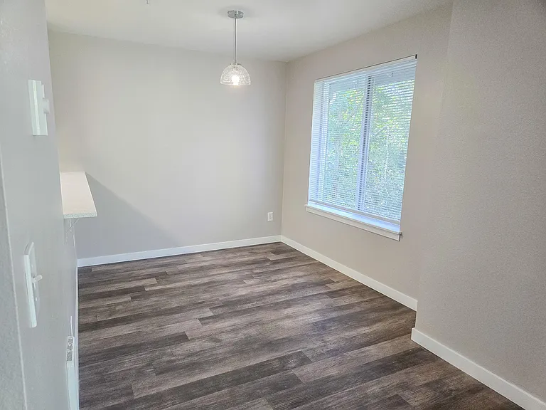 Bristol Square Apartments — Photo 4
