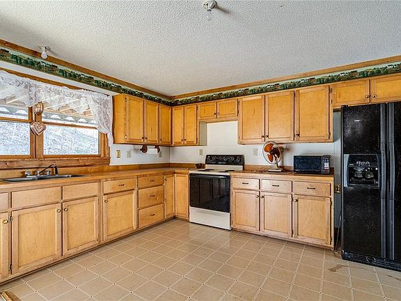 4th image of 299 Lakeside Dr