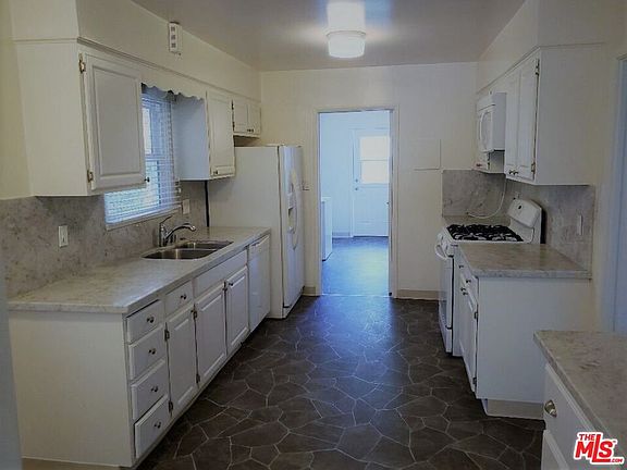 4th image of 15324 De Pauw St