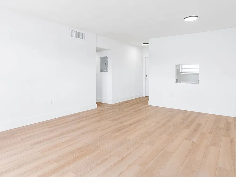 41-web-or-mls-LakeShore_Presidential_DSC7025