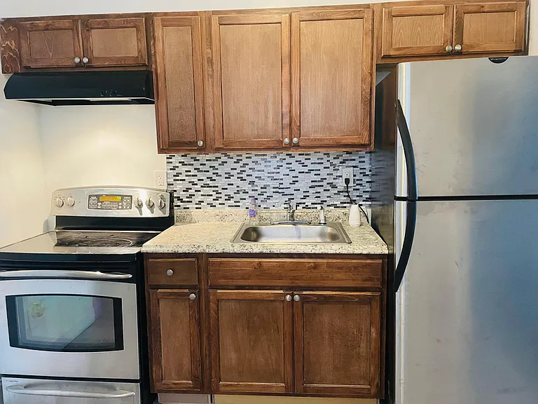 6533 Regent St — Photo 9