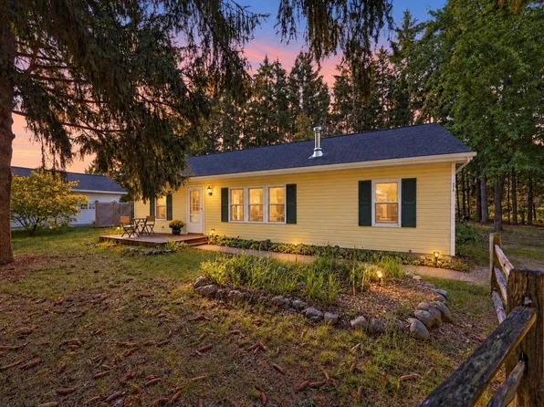 208 E 7th St, Northport, MI 49670