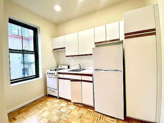 3rd image of 519 E 78th St #6FV