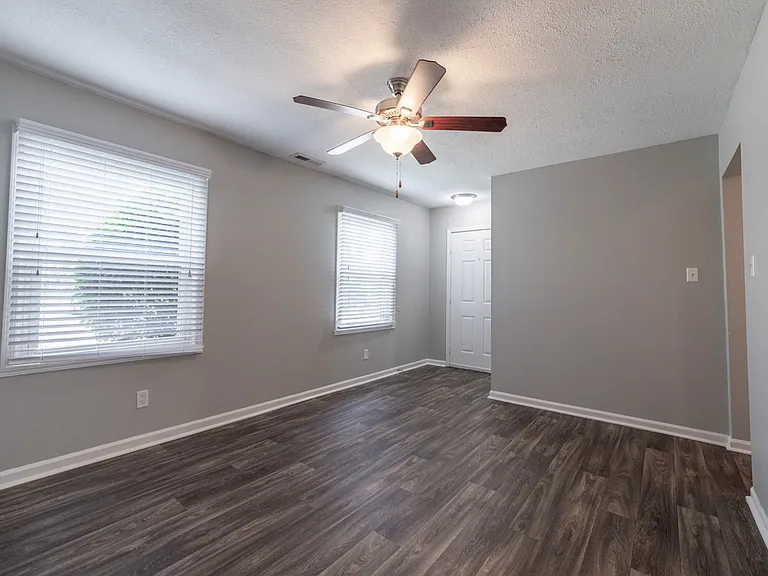 Barrington Estates Apartments — Photo 15