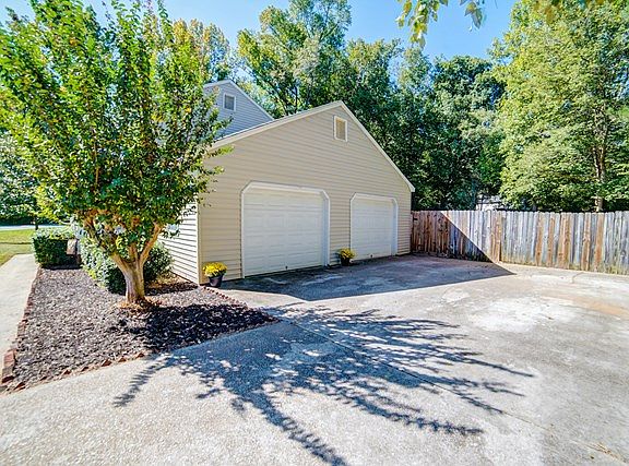 4th image of 3847 Villa Ln