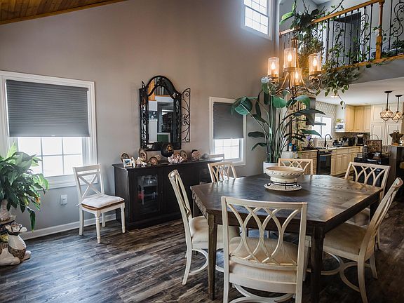 4th image of 9 Linda Ln