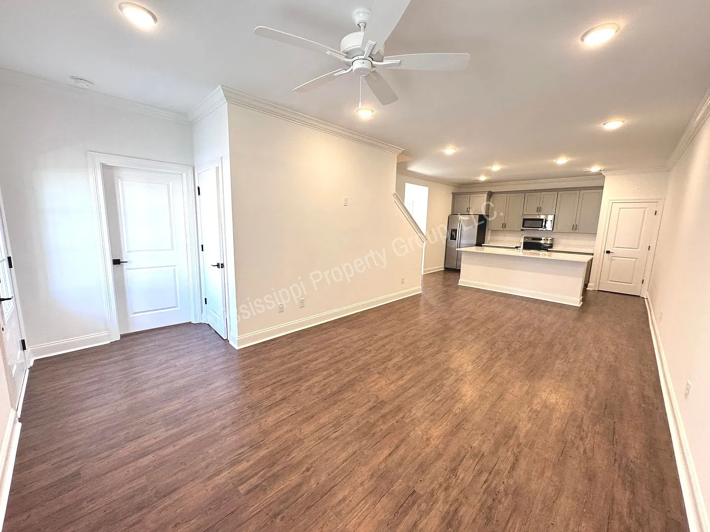3BR/3.5BA Stand Alone House in South Grove — Photo 4