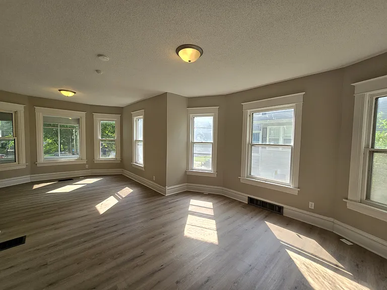 422 Baltimore St — Photo 7