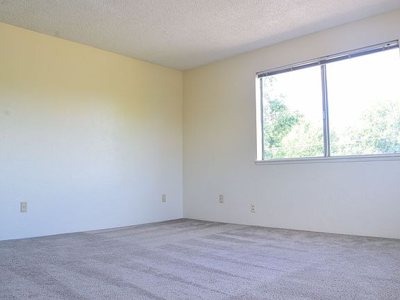 5th image of 978 NW Cleveland Ave #6