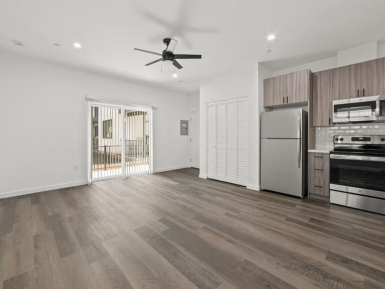 Gorgeous huge units in premier location! ASK ABOUT OUR MOVE-IN SPECIALS!! — Photo 26
