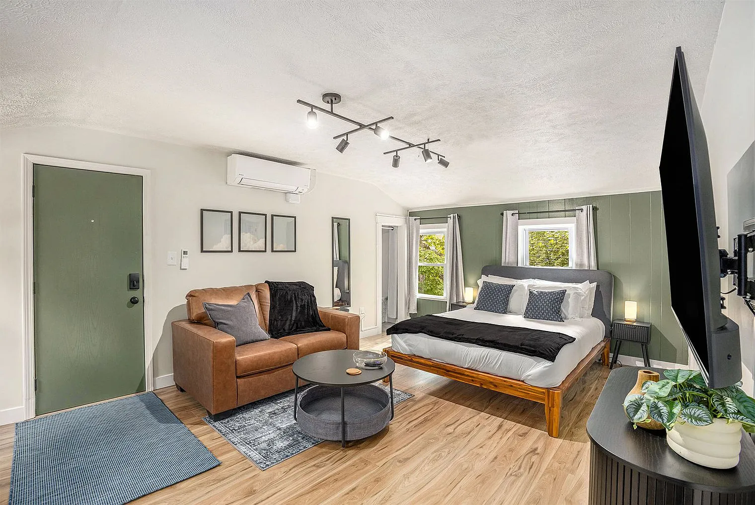 Studio, 1.0 bath, 419 sqft, $2,332 — Photo 1