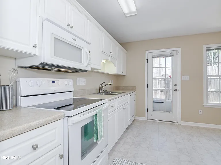 1723 Elizabeth St — Photo 9