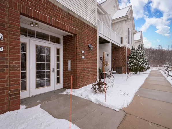 2135 Rainbow Lake Ln APT 124, West Bend, WI 53090