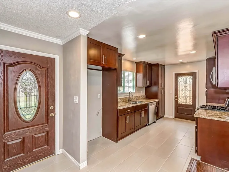 10312 Miranda Ave — Photo 6