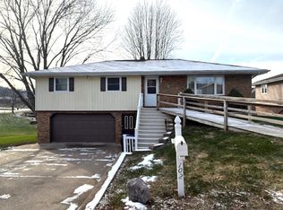 102 N 10th St, Bellevue, IA 52031
