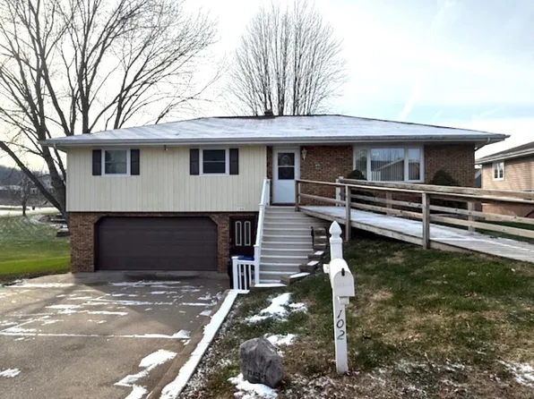 102 N 10th St, Bellevue, IA 52031