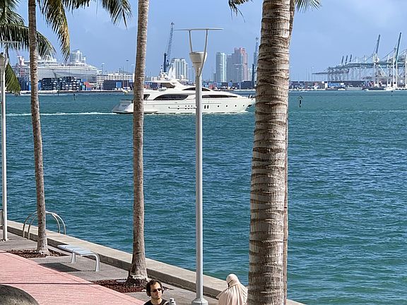 2nd image of 325 Biscayne Blvd #3820