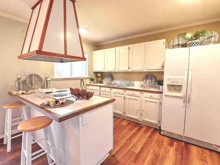 Kitchen Bar - Eating Area