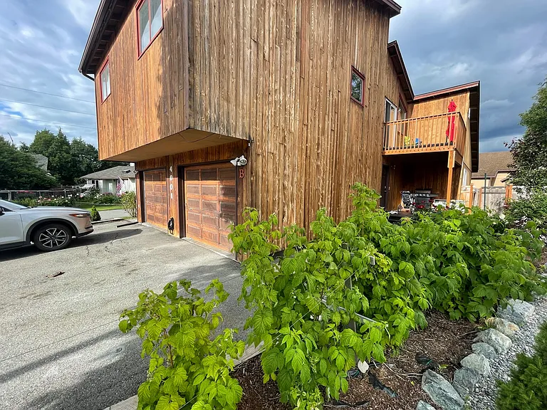 4001 Romanzof Cir #B — Photo 2